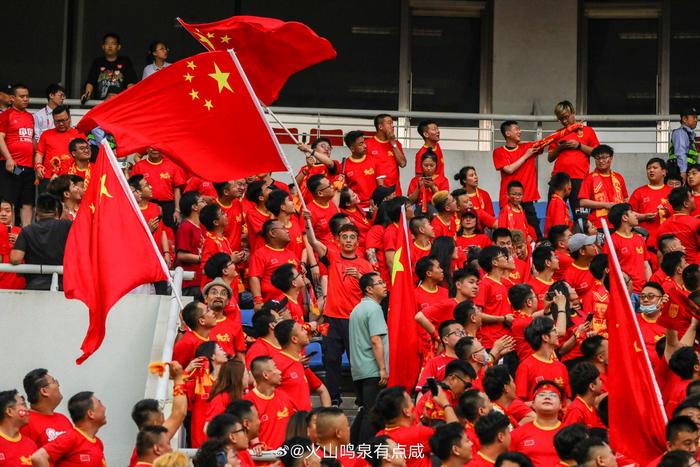 热闹的赛场场下球迷加油助威，赛场上精彩纷呈